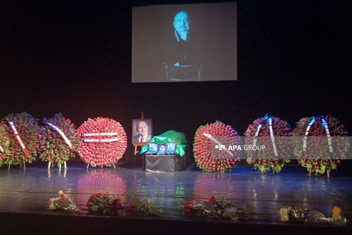 President Ilham Aliyev and First Lady Mehriban Aliyeva send wreath to Alexander Sharovsky’s farewell ceremony