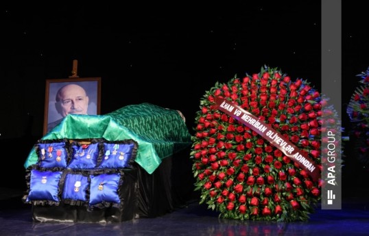 President Ilham Aliyev and First Lady Mehriban Aliyeva send wreath to Alexander Sharovsky’s farewell ceremony