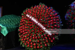 President Ilham Aliyev and First Lady Mehriban Aliyeva send wreath to Alexander Sharovsky’s farewell ceremony