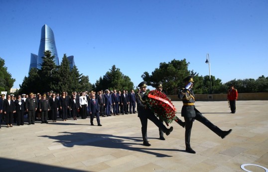 Turkish and Azerbaijani Martyrs' Alleys visited on 108th anniversary of Baku's liberation