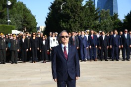 Turkish and Azerbaijani Martyrs' Alleys visited on 108th anniversary of Baku's liberation