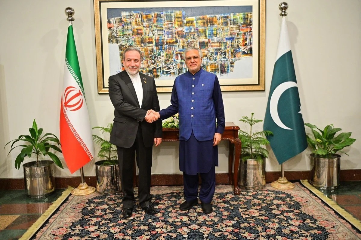 Iranian and Pakistani foreign ministers hold phone call