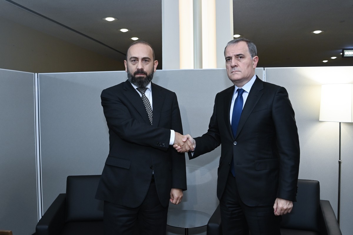 Armenian Minister of Foreign Affairs and International Trade Ararat Mirzoyan and Azerbaijani Foreign Minister Jeyhun Bayramov
