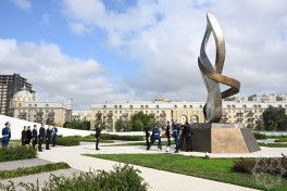 Tajik Prime Minister visits Victory Park in Baku