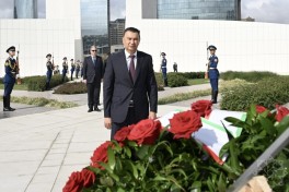 Tajik Prime Minister visits Victory Park in Baku