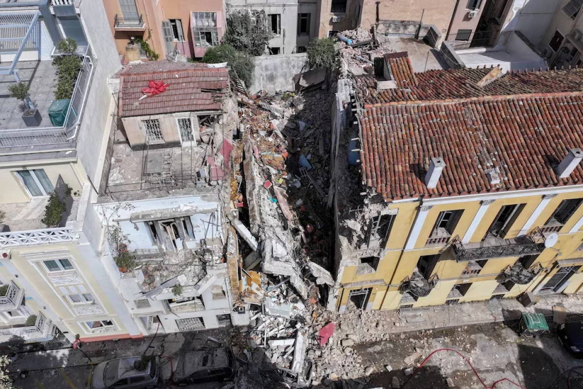 6 dead, 3 injured after explosion causes part of building to collapse in central Athens