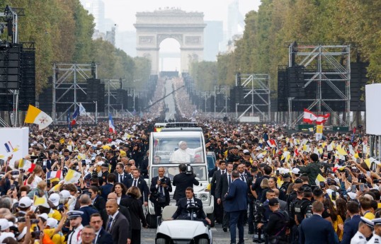 Hundreds of thousands in Paris cheer Pope Leo in largest event of French tour