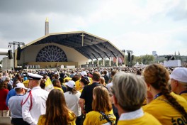 Hundreds of thousands in Paris cheer Pope Leo in largest event of French tour