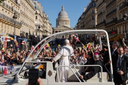 Hundreds of thousands in Paris cheer Pope Leo in largest event of French tour