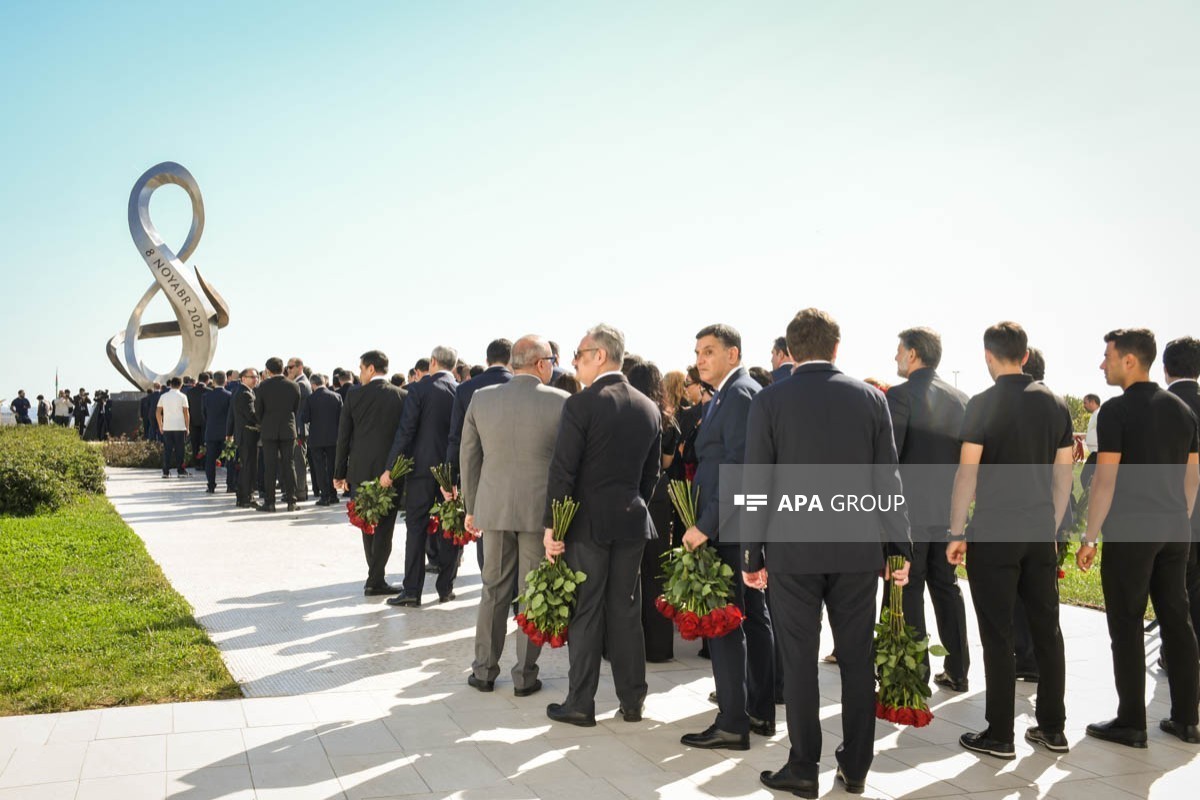 State and public representatives commemorate martyrs at Victory Monument-PHOTO 
