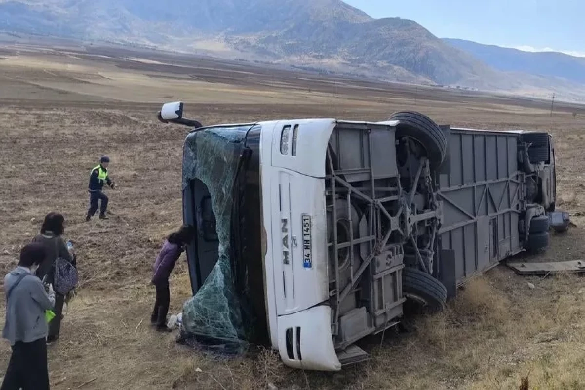 Bus-car collision in Türkiye leaves 7 dead, many injured