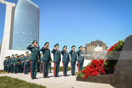 State and public representatives commemorate martyrs at Victory Monument-PHOTO 