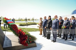 State and public representatives commemorate martyrs at Victory Monument-PHOTO 