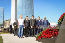 State and public representatives commemorate martyrs at Victory Monument-PHOTO 