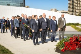 State and public representatives commemorate martyrs at Victory Monument-PHOTO 