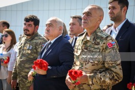 State and public representatives commemorate martyrs at Victory Monument-PHOTO 
