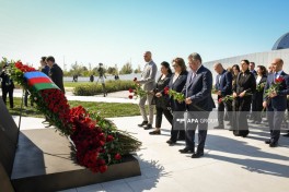 State and public representatives commemorate martyrs at Victory Monument-PHOTO 