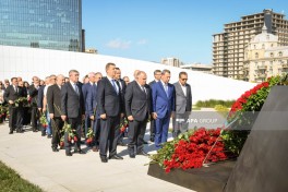 State and public representatives commemorate martyrs at Victory Monument-PHOTO 