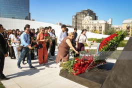 State and public representatives commemorate martyrs at Victory Monument-PHOTO 