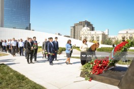 State and public representatives commemorate martyrs at Victory Monument-PHOTO 