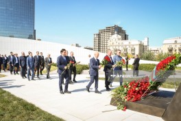 State and public representatives commemorate martyrs at Victory Monument-PHOTO 