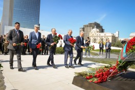 State and public representatives commemorate martyrs at Victory Monument-PHOTO 