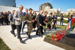 State and public representatives commemorate martyrs at Victory Monument-PHOTO 