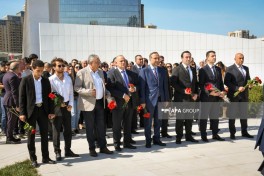 State and public representatives commemorate martyrs at Victory Monument-PHOTO 