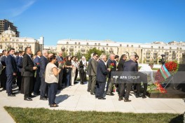 State and public representatives commemorate martyrs at Victory Monument-PHOTO 