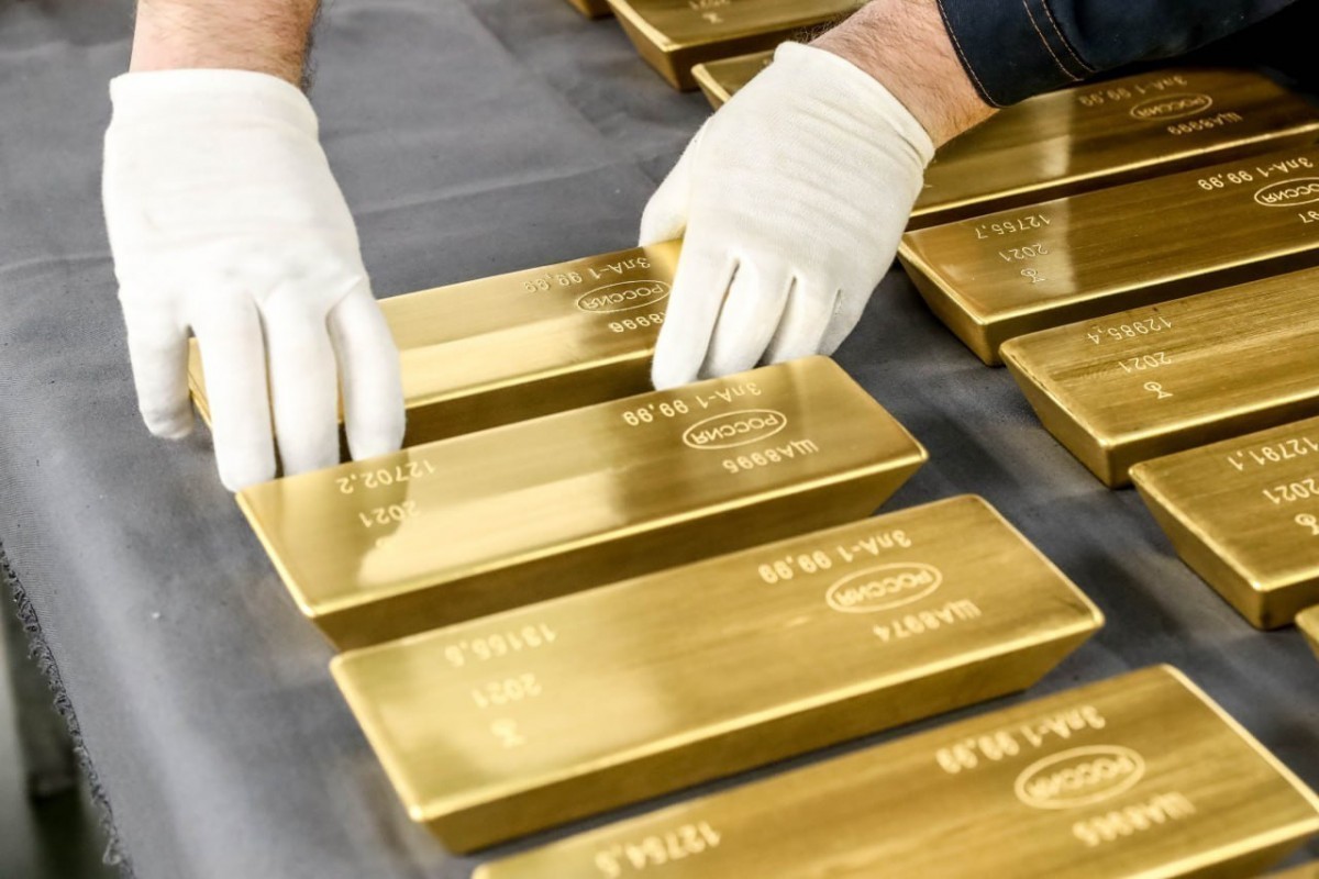 Gold price falls below $4,300 on commodity markets