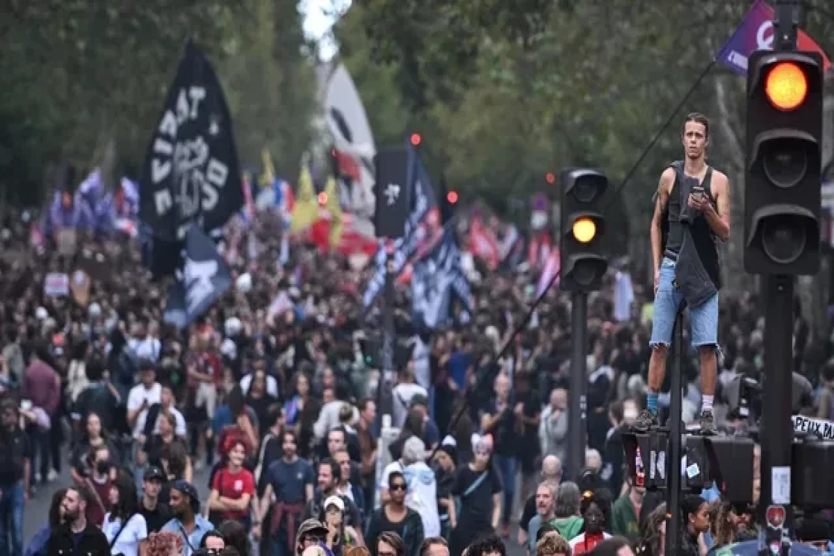 440 people were detained during high school student protests in France